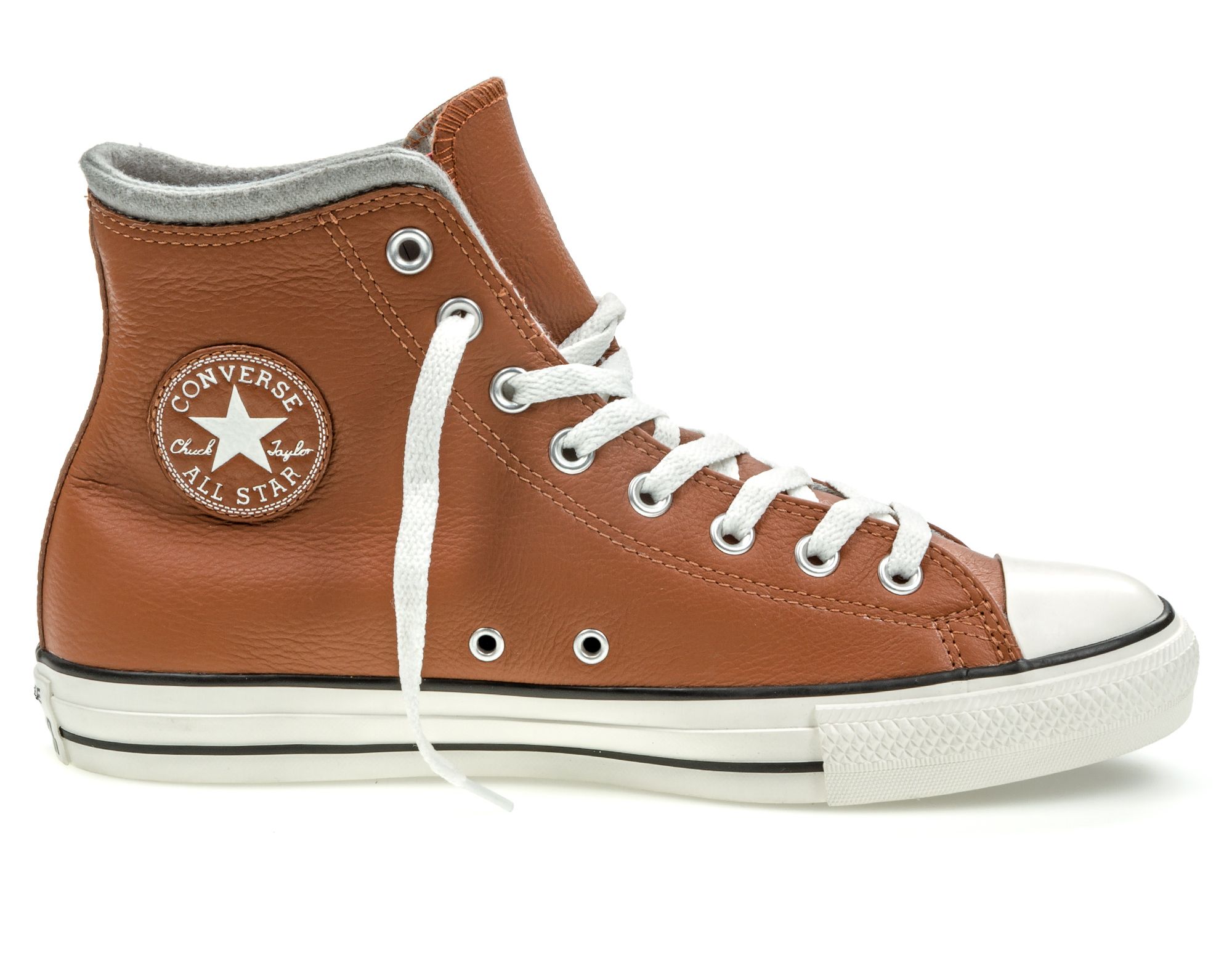 Кеды153819 Кеды153819Модные кеды Chuck Taylor All Star от Converse выполнены из натуральной кожи. Мыс модели защищен прорезиненной вставкой. Внутренняя поверхность и стелька из текстиля обеспечивают комфорт. Шнуровка надежно зафиксирует модель на ноге. Подошва дополнена рифлением.