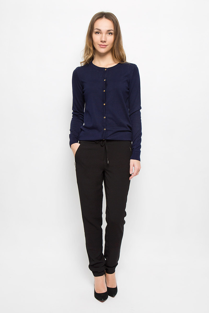 Брюки6404512.00.75_2999 Брюки6404512.00.75_2999Женские брюки Tom Tailor Contemporary прямого кроя и стандартной посадки изготовлены из эластичного полиэстера. Брюки застегиваются на ширинку на застежке-молнии, крючки и пуговицу. Пояс дополнен шнурком-кулиской. Изделие оснащено двумя втачными карманами на застежках-молниях спереди. Брюки слегка заужены к низу.