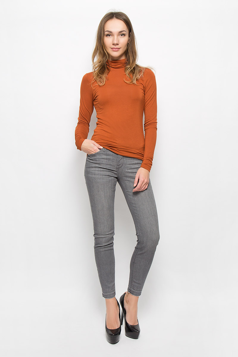 Водолазка1035271.09.71_2999 Водолазка1035271.09.71_2999Женская водолазка Tom Tailor Denim изготовлена из мягкой эластичной вискозы. Модель с длинными рукавами и воротником-гольф украшена вышитым логотипом бренда.