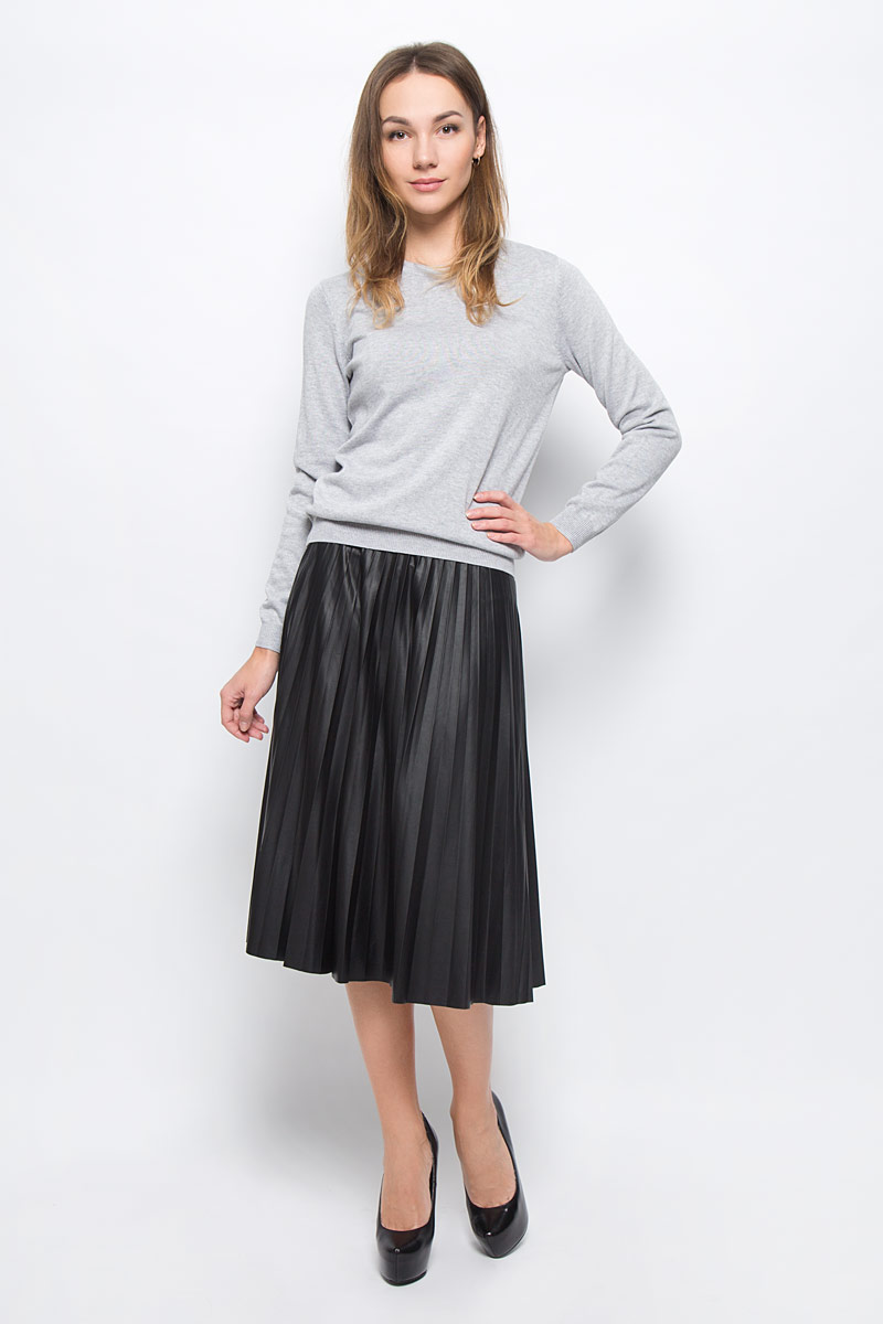 Юбка5513334.00.75_2999 Юбка5513334.00.75_2999Модная юбка Tom Tailor Contemporary выполнена из эластичного полиэстера с полиуретановым покрытием. Юбка-миди с гофрированными складками застегивается на металлическую застежку-молнию, расположенную сбоку.