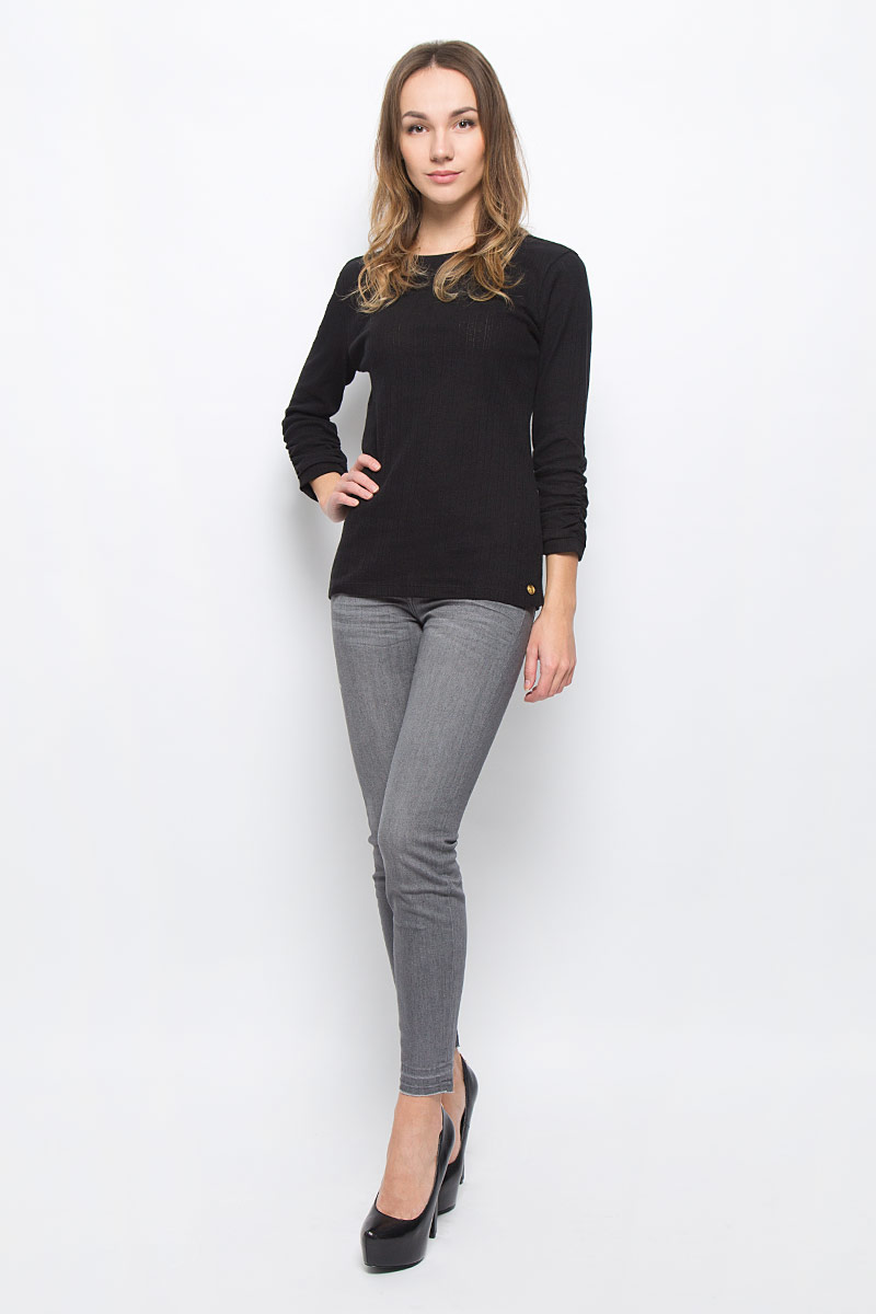 Лонгслив1036298.01.71_2999 Лонгслив1036298.01.71_2999Женский лонгслив Tom Tailor Denim изготовлен из натурального хлопка. Модель с круглым вырезом горловины и рукавами 3/4 оформлен оригинальным узором. Вырез горловины и манжеты рукавов дополнены трикотажными резинками. Рукава присборены на резинки.