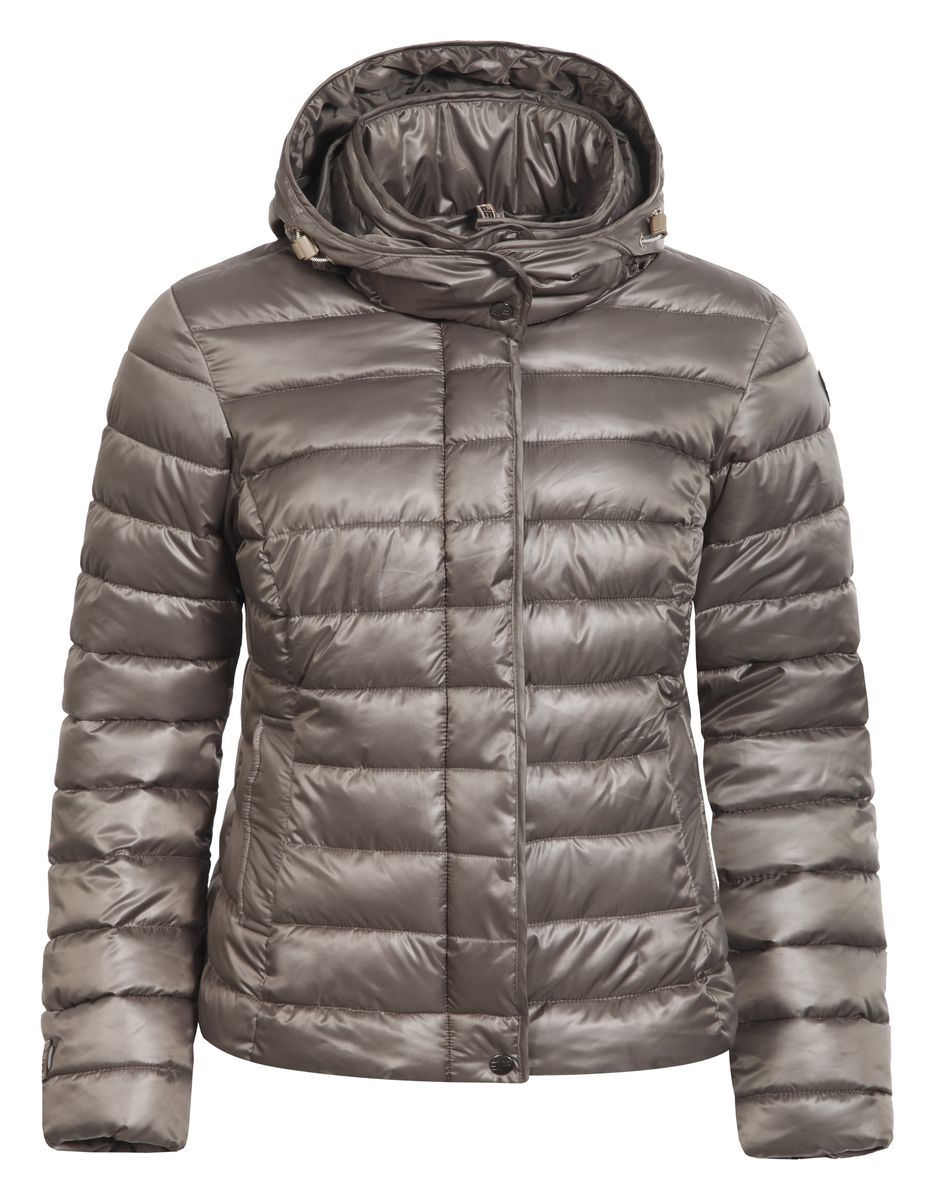 Куртка653035507IV Куртка653035507IVЖенская куртка Icepeak Tulia выполнена из 100% полиэстера. В качестве подкладки и утеплителя также используется полиэстер. Материал изготовлен при помощи технологий Water Repellent и Cooltech. Технология Water Repellent защитит материал от воздействия влаги и придаст водоотталкивающие свойства, а технология Cooltech обеспечивает высокую влаговыводимость и оставляет тело сухим. Модель с воротником-стойко и и съемным капюшоном застегивается на застежку-молнию и имеет ветрозащитную планку на кнопках. Край капюшона дополнен шнурком-кулиской со стоплерами. Капюшон пристегивается к изделию за счет застежки-молнии. Спереди расположено два прорезных кармана с клапанами на кнопках, а с внутренней стороны - большой накладной карман-сетка. Куртка оформлена фирменной нашивкой.