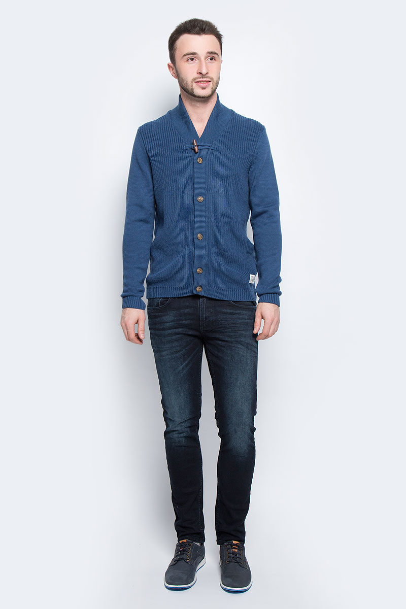 Кардиган3022105.00.12_6748 Кардиган3022105.00.12_6748Мужской кардиган Tom Tailor Denim выполнен из хлопка и полиакрила. Модель с V-образным вырезом горловины и длинными рукава застегивается на пуговицы по всей длине. Низ изделия и низ рукавов связаны резинкой. Изделие оформлено фирменной нашивкой.