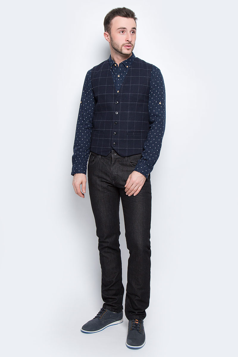 Жилет16053203_Navy Blue Жилет16053203_Navy BlueКлассический мужской жилет Selected Homme выполнен из полиэстера с добавлением шерсти. Спинка жилета выполнена из тонкого полиэстера. В качестве подкладки также используется полиэстер. Модель с V-образным вырезом горловины застегивается на пуговицы. Спереди расположено два прорезных кармана. С внутренне стороны модели также расположено два прорезных кармана. Перед модели оформлен принтом в клетку.