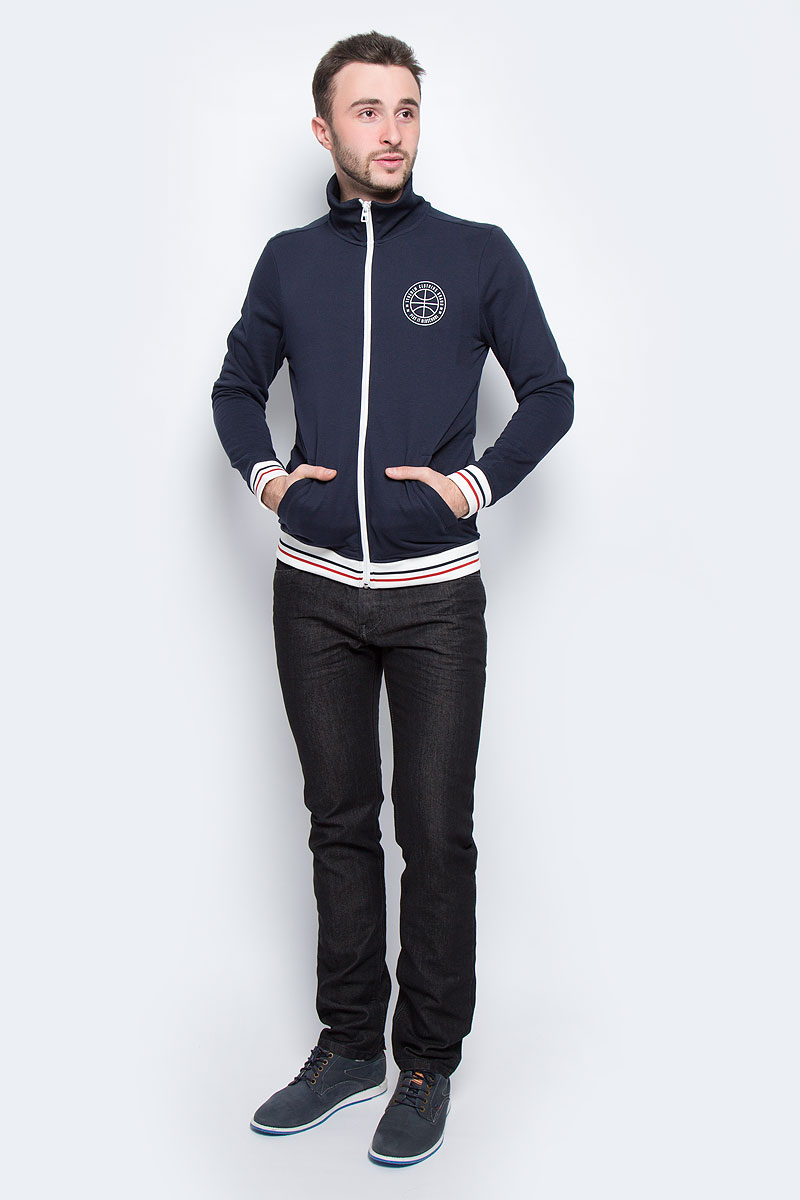 Кофта2530369.00.12_6576 Кофта2530369.00.12_6576Мужская кофта Tom Tailor Denim выполнена из хлопка с добавлением полиэстера. Модель с воротником-стойкой и длинными рукавами застегивается на застежку-молнию. Низ рукавов и низ изделия дополнены трикотажными манжетами. Спереди расположено два прорезных кармана. Модель оформлена символикой бренда.