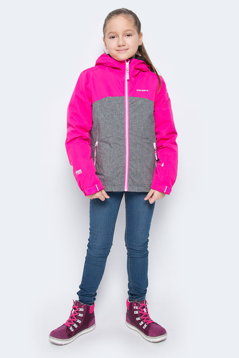 Куртка650024805IV Куртка650024805IVКуртка для девочки Icepeak Haley Jr выполнена из прочного текстиля с водонепроницаемой и воздухопроницаемой мембраной Icemax 3000/3000 г/м2 /24 ч, которая защищает от ветра и влаги даже в экстремальных условиях. Модель с капюшоном и застегивается на молнию с защитой подбородка. Манжеты рукавов регулируются по ширине за счет хлястиков с липучками. Спереди модель дополнена двумя прорезными карманами на застежках-молниях, на рукаве имеется скрытый карман на молнии, с внутренней стороны расположен один накладной карман и один врезной кармана на молнии. Куртка оснащена светоотражающими элементами. Низ изделия дополнен скрытой резинкой со стопперами. Водонепроницаемая мембрана 3000 mm.
