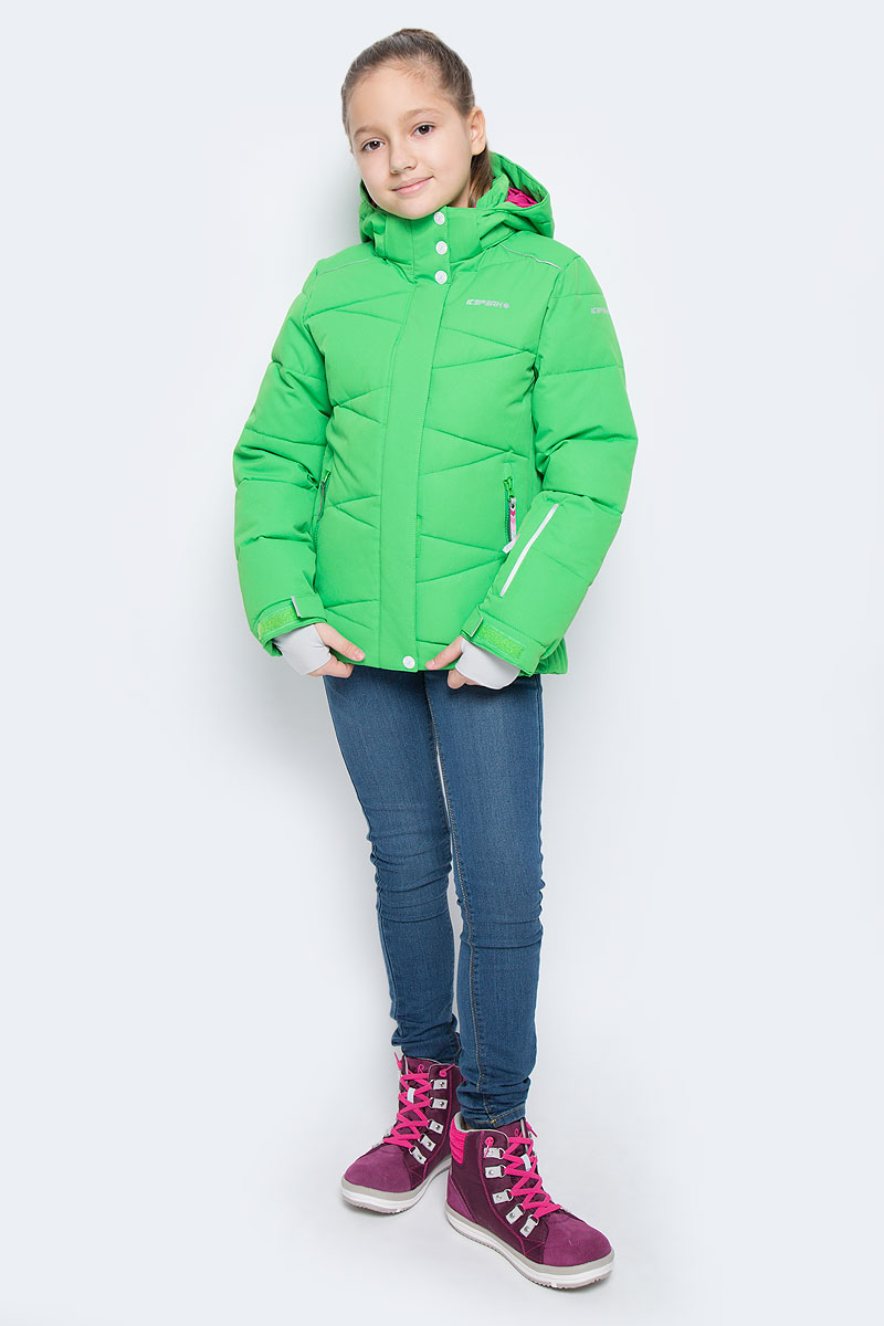 Куртка650022553IV Куртка650022553IVКуртка для девочки Icepeak Nikki Jr выполнена из прочного текстиля с водонепроницаемой и воздухопроницаемой мембраной Icemax 10000/5000 г/м2 /24 ч, которая защищает от ветра и влаги даже в экстремальных условиях. Модель с капюшоном и воротником стойкой застегивается на молнию с защитой подбородка и дополнена двойным ветрозащитным клапаном на липучках. Капюшон пристегивается при помощи кнопок. Манжеты рукавов регулируются по ширине за счет хлястиков с липучками. Спереди модель дополнена двумя прорезными карманами на застежках-молниях, на рукаве имеется скрытый карман на молнии, с внутренней стороны расположен один накладной карман и один врезной карман на молнии. Куртка оснащена светоотражающими элементами. Водонепроницаемая мембрана 10000 mm.