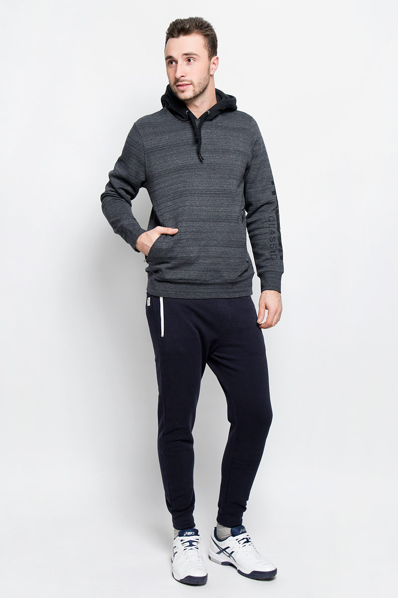 ТолстовкаAY0729 ТолстовкаAY0729Мужская толстовка Reebok F Oth Fl Blocked Ho Dghcoa выполнена из хлопка с добавлением полиэфира. Модель капюшоном и длинными рукавами. Край капюшона дополнен шнурком-кулиской. Низ изделия и низ рукавов обработан эластичными манжетами. Спереди предусмотрено два прорезных кармана на застежках-молниях. Модель оформлена надписью Reebok Classic расположенной на левом рукаве.
