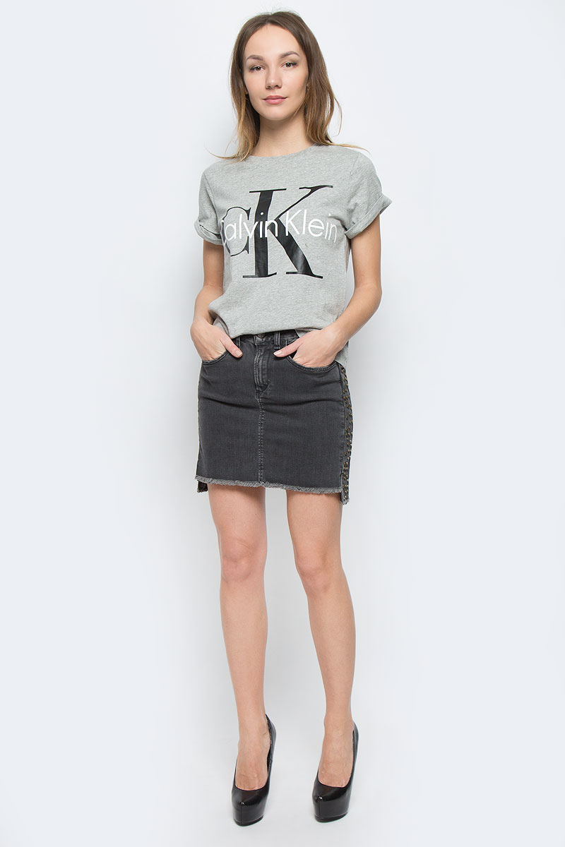 ФутболкаQS5557E_001 ФутболкаQS5557E_001Женская футболка Calvin Klein Underwear выполнена из натурального хлопка. Модель с круглым вырезом горловины и короткими рукавами. Низ рукавов дополнен небольшими отворотами. Футболка оформлена термоаппликацией в виде названия бренда.