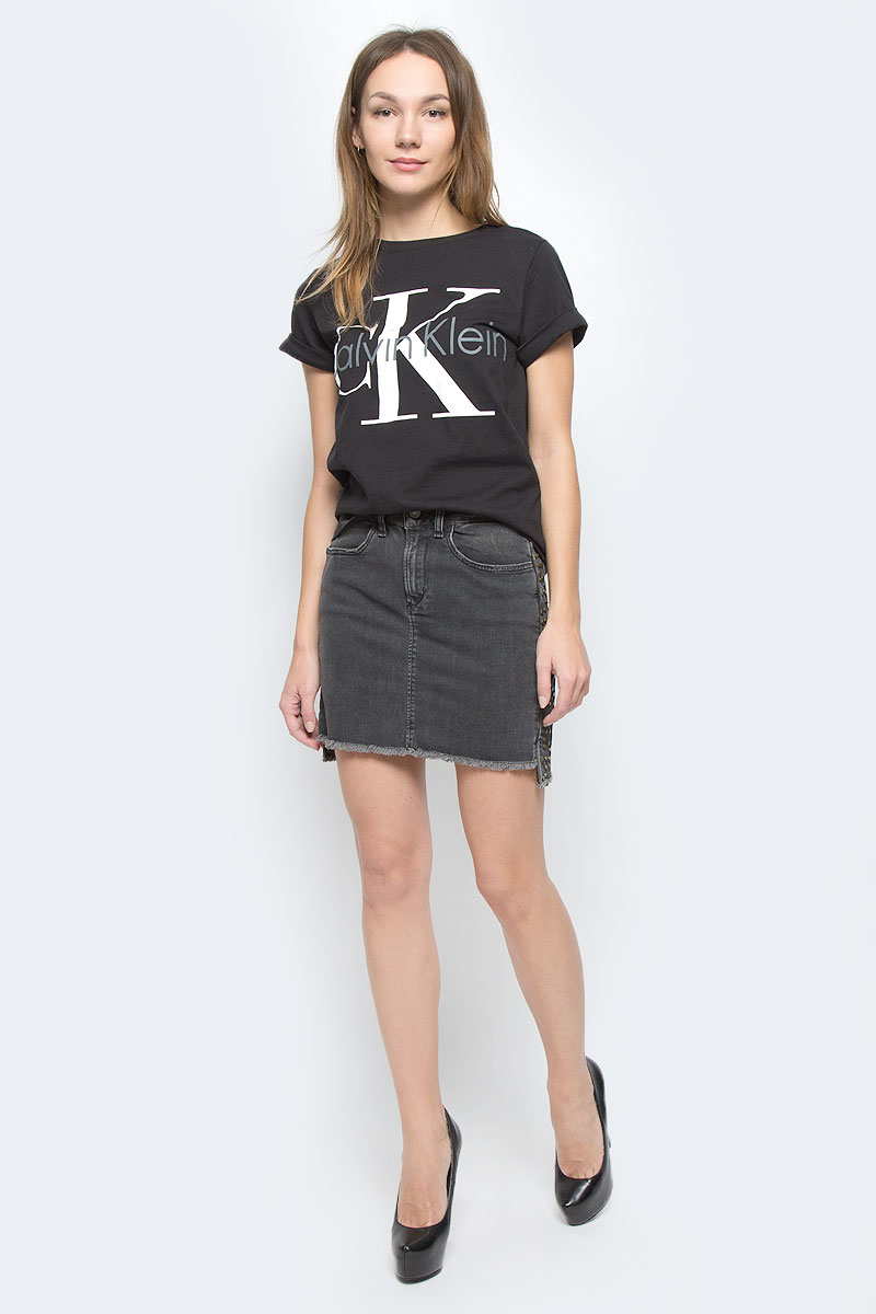 ФутболкаQS5557E_001 ФутболкаQS5557E_001Женская футболка Calvin Klein Underwear выполнена из натурального хлопка. Модель с круглым вырезом горловины и короткими рукавами. Низ рукавов дополнен небольшими отворотами. Футболка оформлена термоаппликацией в виде названия бренда.