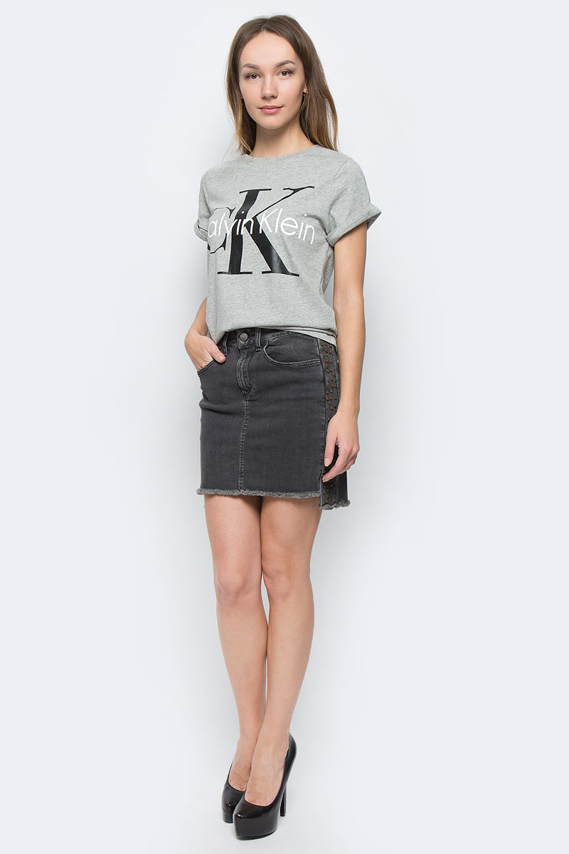 Юбка63812577-1/46477/3179S Юбка63812577-1/46477/3179SЮбка Calvin Klein Jeans, выполненная из высококачественного комбинированного материала. Юбка-миди застегивается по поясу на пуговицу и имеет ширинку на застежке-молнии. Пояс дополнен шлевками для ремня. Спереди расположено два втачных кармана, а сзади два накладных кармана. Боковые швы дополнены небольшими разрезами, а спинка модели немного удлинена. Юбка по бокам оформлена декоративными металлическими элементами.
