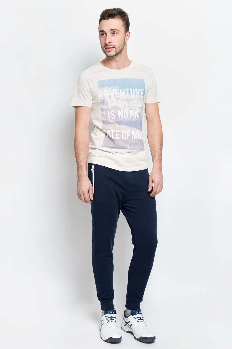 Брюки6828993.00.12_6576 Брюки6828993.00.12_6576Мужские брюки Tom Tailor Denim выполнены из хлопка с добавлением полиэстера. Модель по поясу дополнена эластичной резинкой и шнурком-кулиской. Спереди расположено два прорезных кармана на застежках-молниях. Низ брючин дополнен эластичными манжетами. Брюки оформлены имитацией гульфика и фирменной нашивкой.