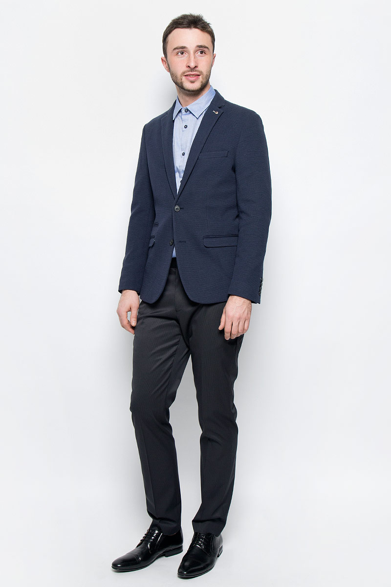 Пиджак16051948_Dark Navy Пиджак16051948_Dark NavyКлассический мужской пиджак Selected Homme изготовлен из хлопка и полиэстера. Подкладка выполнена из полиэстера. Пиджак с воротником с лацканами и длинными рукавами застегивается на две пуговицы. Низ рукавов оформлен декоративными пуговицами. Пиджак имеет два втачных кармана с клапанами, маленький прорезной карман и нагрудный прорезной кармашек, а с внутренней стороны два прорезных кармана один из которых на пуговице. В среднем шве спинки расположена небольшая шлица.