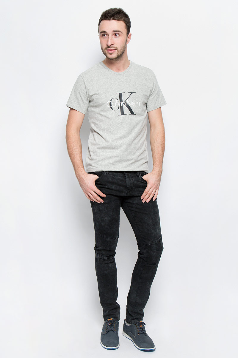 Джинсы3L310133M/44528N/1029C Джинсы3L310133M/44528N/1029CМодные мужские джинсы Calvin Klein Jeans выполнены из хлопка с добавлением эластана. Джинсы-слим застегиваются на пуговицу по поясу и имеют ширинку на застежке-молнии, также имеются шлевки для ремня. Спереди модель дополнена четырьмя втачными карманами, а сзади - двумя накладными карманами и прорезным кармашком на застежке-молнии. Изделие оформлено легкими потертостями.