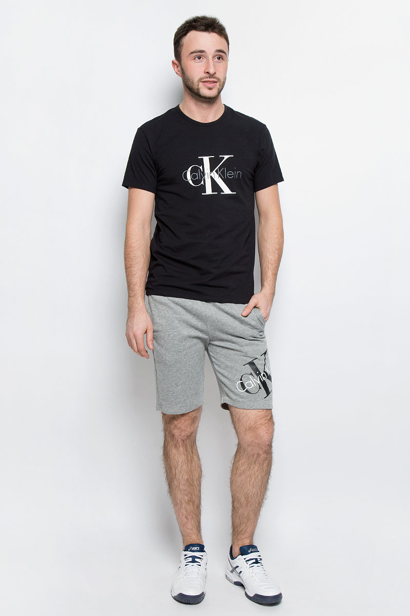 ФутболкаNM1328A_001 ФутболкаNM1328A_001Мужская футболка Calvin Klein Underwear выполнена из эластичного хлопка. Модель с круглым вырезом горловины и короткими рукавами оформлена брендовым логотипом. Горловина дополнена трикотажной резинкой.