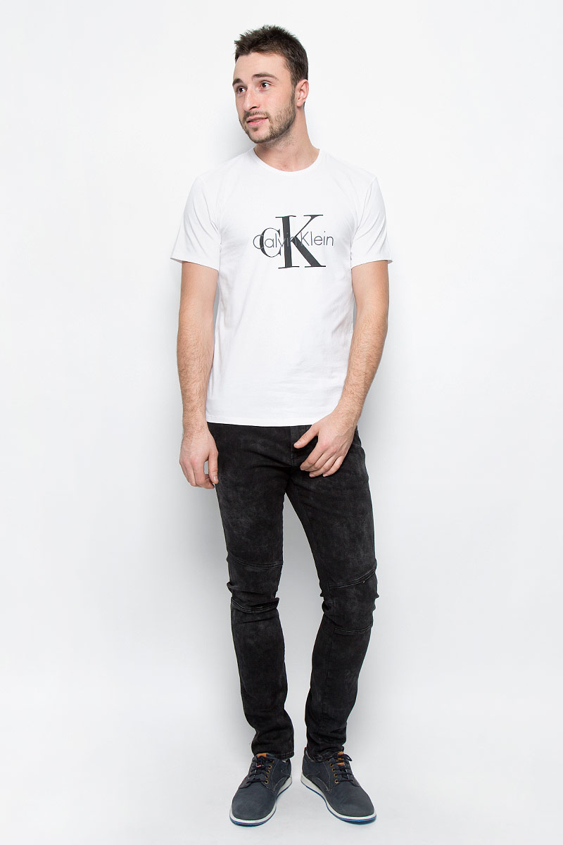 ФутболкаNM1328A_001 ФутболкаNM1328A_001Мужская футболка Calvin Klein Underwear выполнена из эластичного хлопка. Модель с круглым вырезом горловины и короткими рукавами оформлена брендовым логотипом. Горловина дополнена трикотажной резинкой.