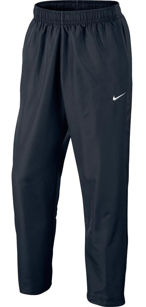 Брюки спортивные644835-011 Брюки спортивные644835-011Брюки Nike Season Swoosh, шьются из ткани Polyfabric, котораяимеет немного рельефную структуру, что в сочетании с открытой кромкой, создает спортивный элегантный образ и обеспечивает комфорт.