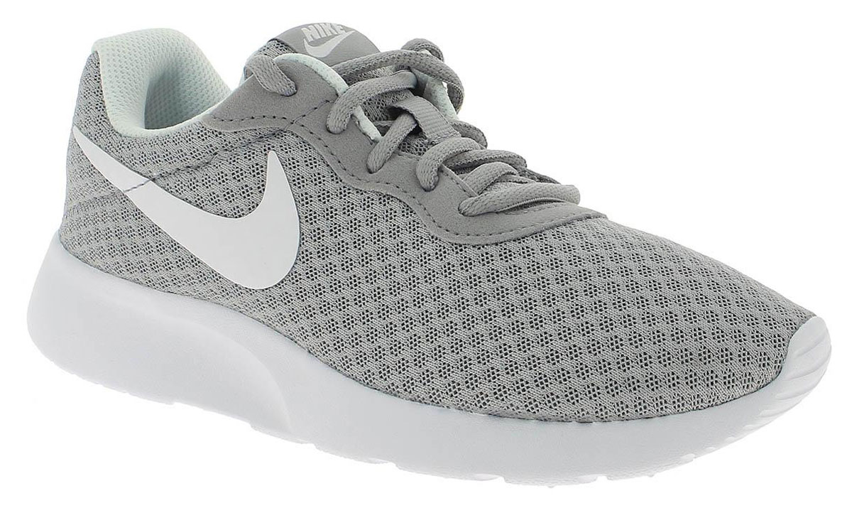 Кроссовки812655-861 Кроссовки812655-861Стильные женские кроссовки Tanjun от Nike покорят вас с первого взгляда! Верх модели выполнен из сетчатого текстиля, обеспечивающего естественную вентиляцию. По бокам обувь дополнена логотипом бренда, язычок - фирменной нашивкой. Фиксируется модель на стопе при помощи шнуровки. Стелька из EVA с текстильной поверхностью гарантирует комфорт. Облегченная подошва обеспечивает отличную амортизацию. Протектор на подошве создает надежное сцепление с любой поверхностью. Такие кроссовки - незаменимая вещь в гардеробе каждой женщины.
