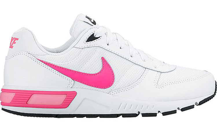 Кроссовки705478-004 Кроссовки705478-004Стильные кроссовки Nightgazer от Nike придутся по душе вашему ребенку. Модель, выполненная из текстиля, дополнена вставками из натуральной и искусственной кожи. По бокам изделие оформлено логотипом бренда, на язычке - фирменной нашивкой, на заднике - названием бренда. Классическая шнуровка надежно фиксирует модель на ноге. Подкладка из текстиля и стелька из EVA с текстильной поверхностью комфортны при движении. Резиновая подошва с протектором обеспечивает сцепление с любым покрытием.