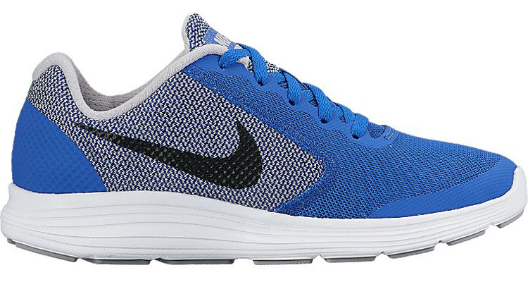 Кроссовки819413-402 Кроссовки819413-402Детские кроссовки Revolution 3 от Nike выполнены из воздухопроницаемого сетчатого материала и дополнены бесшовными накладками. Подкладка и стелька из текстиля комфортны при движении. Шнуровка надежно зафиксирует модель на ноге. Промежуточная подошва обеспечивает дополнительную амортизацию. Рельефная резиновая подошва со специальными Flex-канавками для максимальной гибкости.