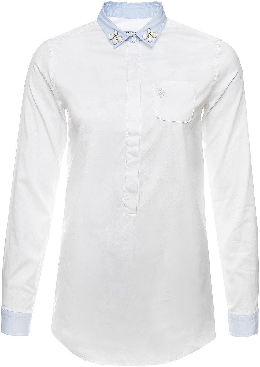 РубашкаG082SZ004TALLMARISSA_VR003 РубашкаG082SZ004TALLMARISSA_VR003Женская рубашка U.S. Polo Assn. выполнена из натурального хлопка. Модель с отложным воротником и длинными рукавами застегивается спереди на пуговицы, которые скрыты за планкой. Воротник украшен декоративными элементами. На манжетах предусмотрены застежки-пуговицы. На груди рубашка дополнена накладным карманом. Спинка изделия немного удлинена.