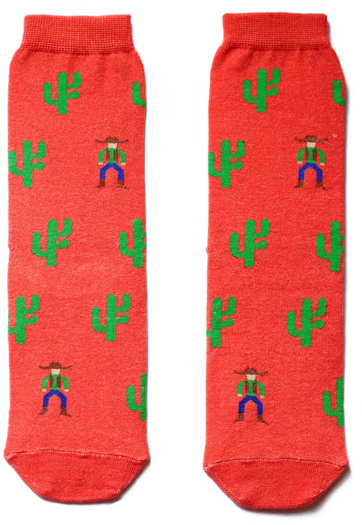 Носкиaw3121 Носкиaw3121Женский носки Big Bang Socks изготовлены из высококачественного хлопка с добавлением полиамидных и эластановых волокон, которые обеспечивают великолепную посадку. Удобная резинка идеально облегает ногу и не пережимает сосуды, а удлиненный паголенок придает более эстетичный вид. Модель оформлена оригинальным принтом.