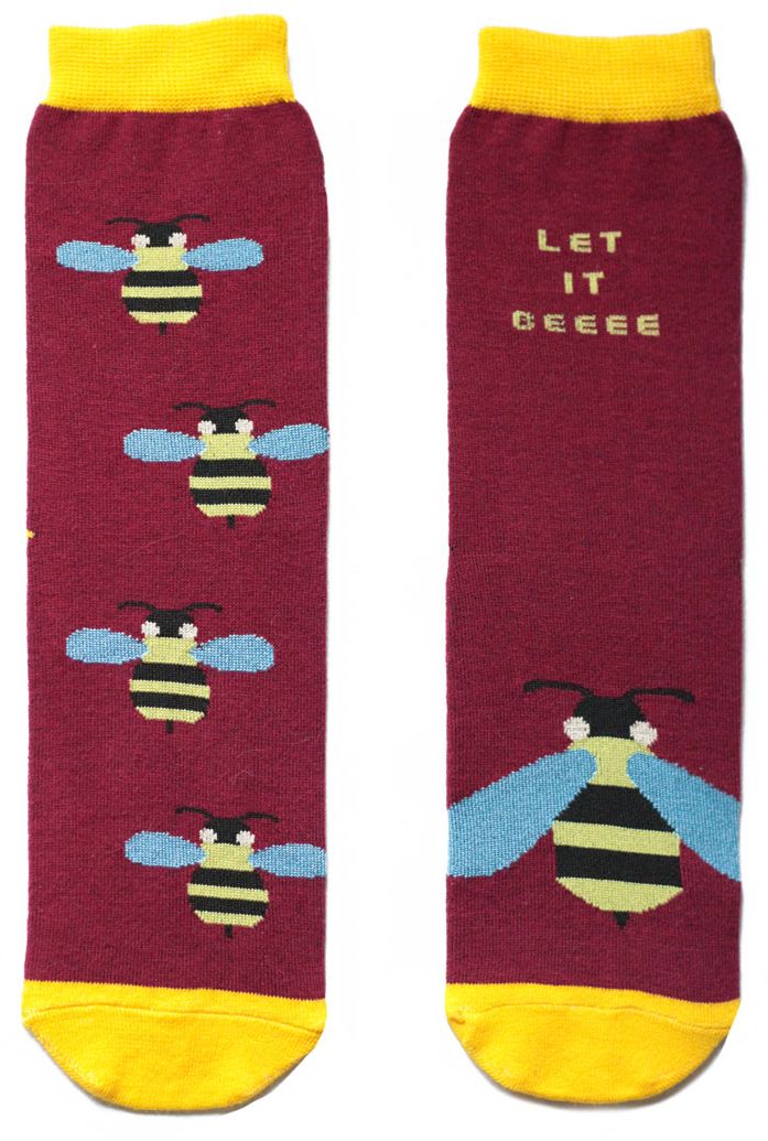 Носкиca11031 Носкиca11031Яркие мужские носки Big Bang Socks изготовлены из высококачественного хлопка с добавлением полиамидных и эластановых волокон, которые обеспечивают великолепную посадку. Удобная резинка идеально облегает ногу и не пережимает сосуды, а удлиненный паголенок придает более эстетичный вид. Мысок и пятка усилены. Модель оформлена принтом с изображением ос и надписью Let it beeee.