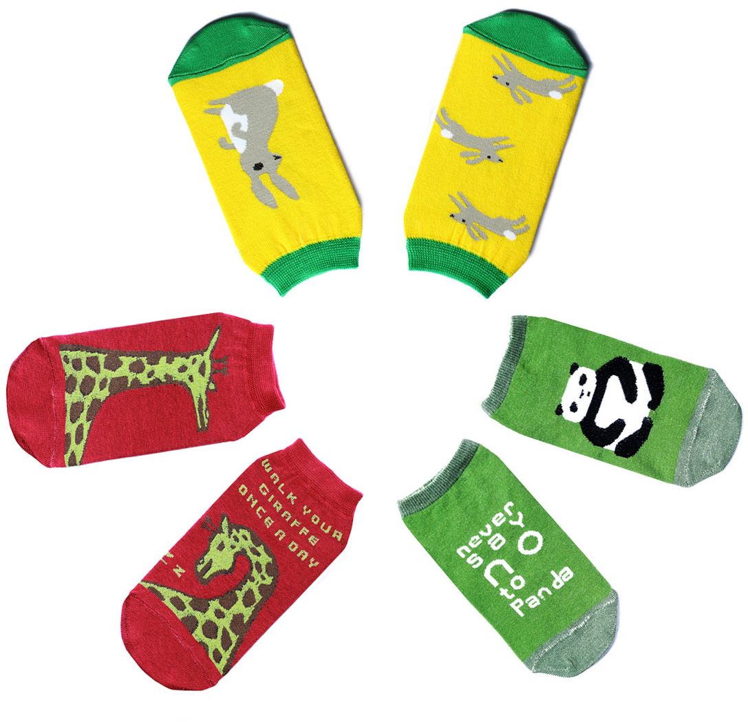 Носкиp0322 Носкиp0322Женский носки Big Bang Socks изготовлены из высококачественного хлопка с добавлением полиамидных и эластановых волокон, которые обеспечивают великолепную посадку. Удобная резинка идеально облегает ногу и не пережимает сосуды, а укороченный паголенок придает более эстетичный вид. В комплект входит 3 пары носков, оформленных изображением зверей.
