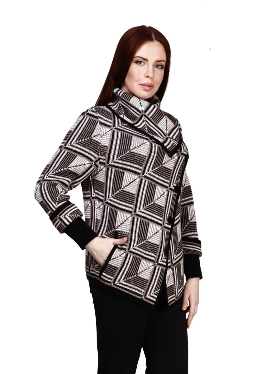 Жакет1143 Жакет1143Женский жакет Milana Style выполнен из шерсти и ПАНа. Модель с отложным воротником и длинными рукавами спереди имеет ассиметричную застежку на пуговицы. Низ рукавов оформлен отворотами и дополнен эластичными манжетами. Спереди расположены два накладных кармана. Жакет оформлен геометрическим принтом.