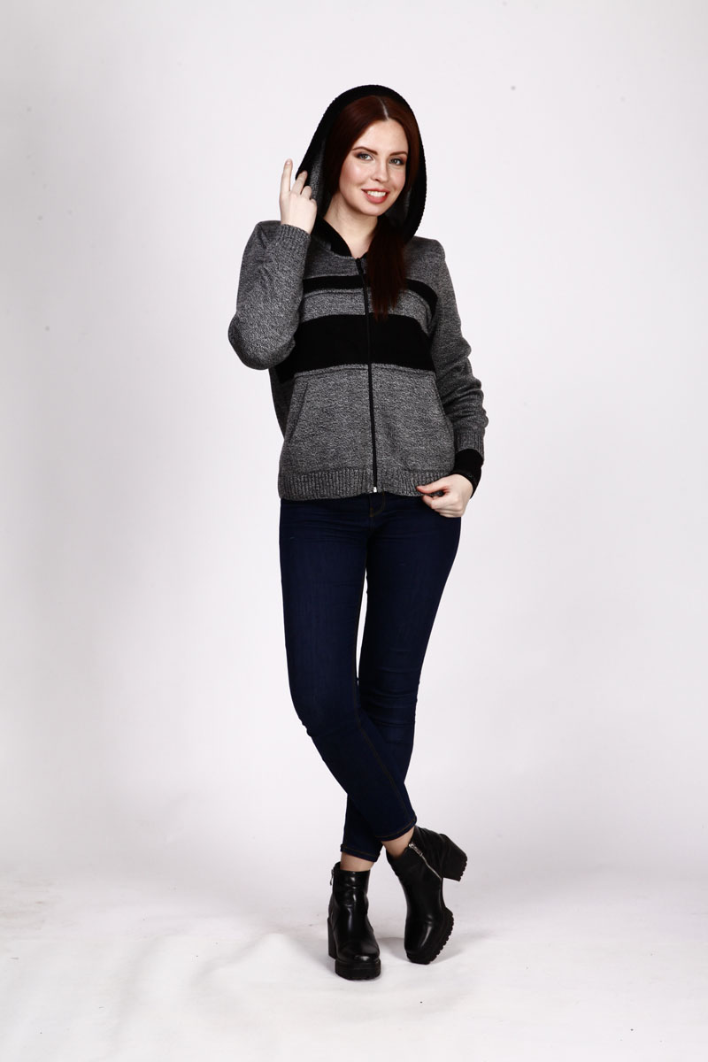 Кофта1340 Кофта1340Вязаная женская кофта Milana Style выполнена из ПАНа с добавлением шерсти. Модель с капюшоном и длинными рукавами застегивается на застежку-молнию. Низ рукавов и низ модели связаны резинкой. Спереди расположены два кармана.