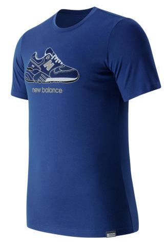 ФутболкаMT63555/AT ФутболкаMT63555/ATМужская футболка New Balance с короткими рукавами и круглым вырезом горловины выполнена из хлопка с добавлением полиэстера. Футболка украшена принтом с изображением кроссовка и логотипа бренда спереди.