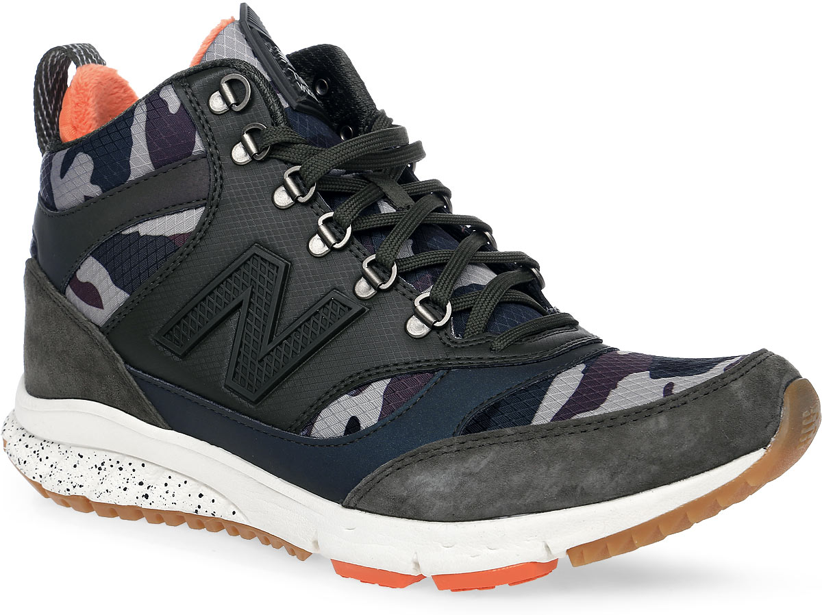 КроссовкиWVL710HG/B КроссовкиWVL710HG/BЖенские кроссовки New Balance 710 выполнены из натуральной кожи и замши со вставками из нейлона. Модель оформлена переливающимися светоотражающими акцентами и принтом милитари. Водостойкие материалы и теплая текстильная подкладка - идеальное сочетание стиля и функциональности в одной модели. Стелька из ЭВА дополнена текстильным покрытием. Подошва оснащена протектором.