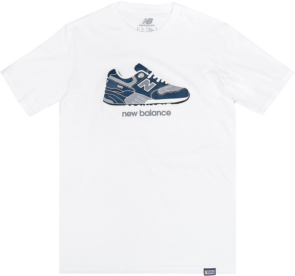 ФутболкаMT63555/AT ФутболкаMT63555/ATМужская футболка New Balance с короткими рукавами и круглым вырезом горловины выполнена из хлопка с добавлением полиэстера. Футболка украшена принтом с изображением кроссовка и логотипа бренда спереди.
