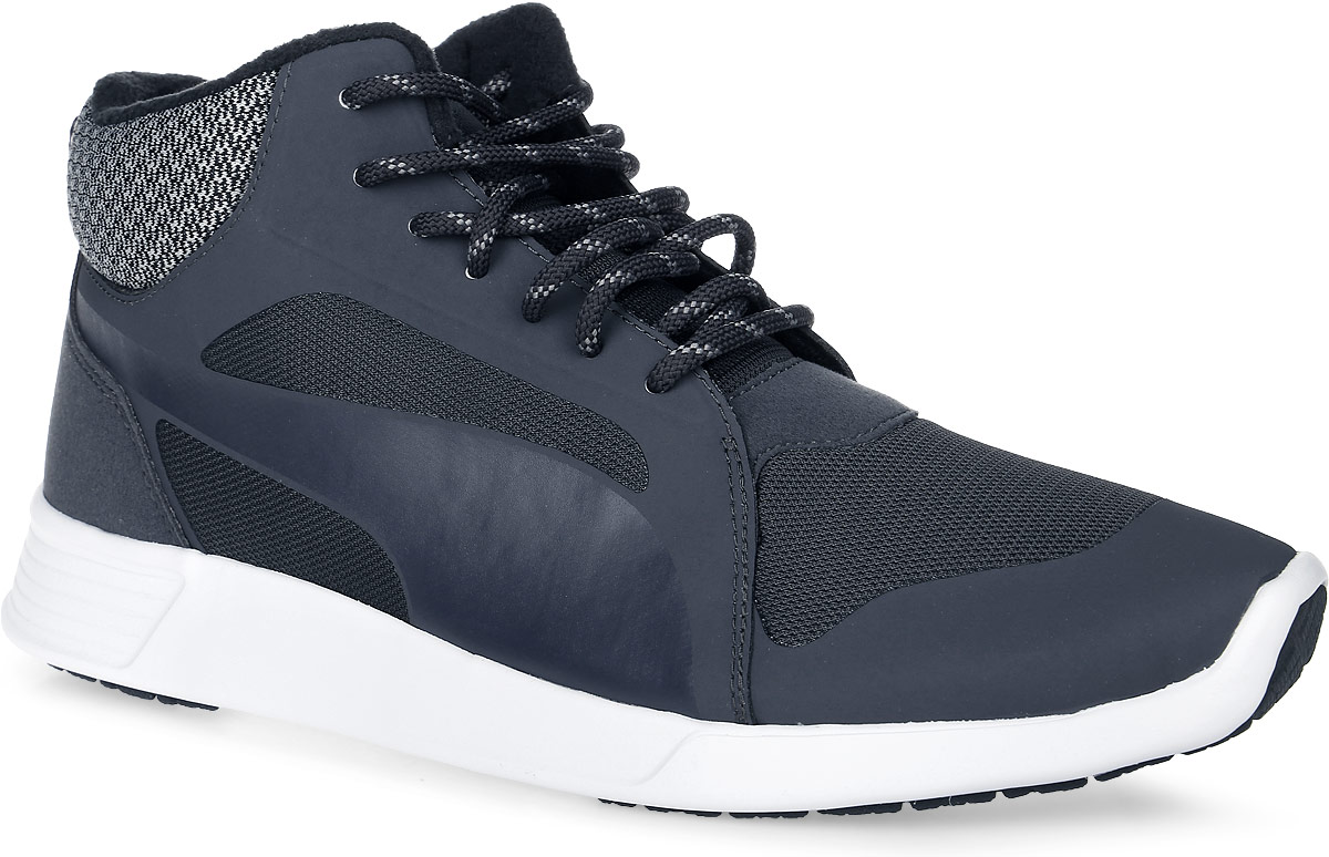 Ботинки36121901 Ботинки36121901Модель ST Trainer Evo Demi Twill от Puma представляет собой новую версию легендарных тренировочных кроссовок, которой добавлена высота голенища, что делает ее более подходящими для носки в холодную погоду. Среди других зимних элементов следует отметить обтачку голенища плотной тканью, стильную систему шнуровки, характерную для туристских ботинок, а также мягкую, теплую и уютную подкладку. Кроме того, носок и задник снабжены специальными резиновыми накладками в месте соединения с внешней подошвой, что обеспечивает отличное сцепление с поверхностью даже в гололед.
