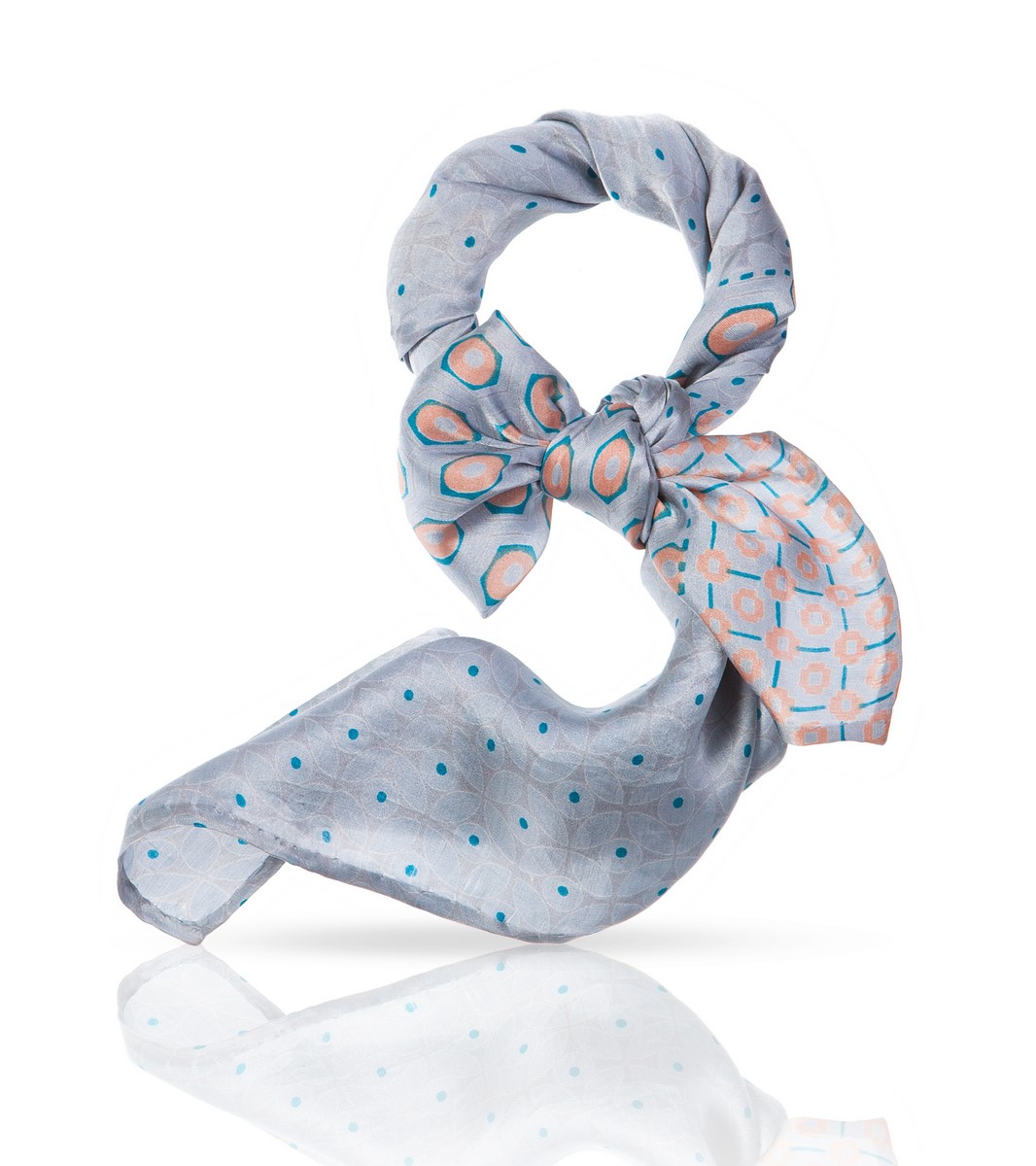 ПлатокSS.KV-SMALL.FLORE.GREY ПлатокSS.KV-SMALL.FLORE.GREYНенавязчивый элегантный узор этого шейного платочка из 100% натурального шелка и удачное цветовое решение делают его идеальным дополнением к наряду в романтическом стиле. Он сыграет важную роль и в деловом костюме, ненавязчиво подчеркнув ваш изысканный вкус и внимание к деталям. Этот высококачественный аксессуар, при всей своей невесомости, скажет о своей носительнице многое: это женщина особенная, она умеет выбирать лучшее и уверенно несет свою уникальность.