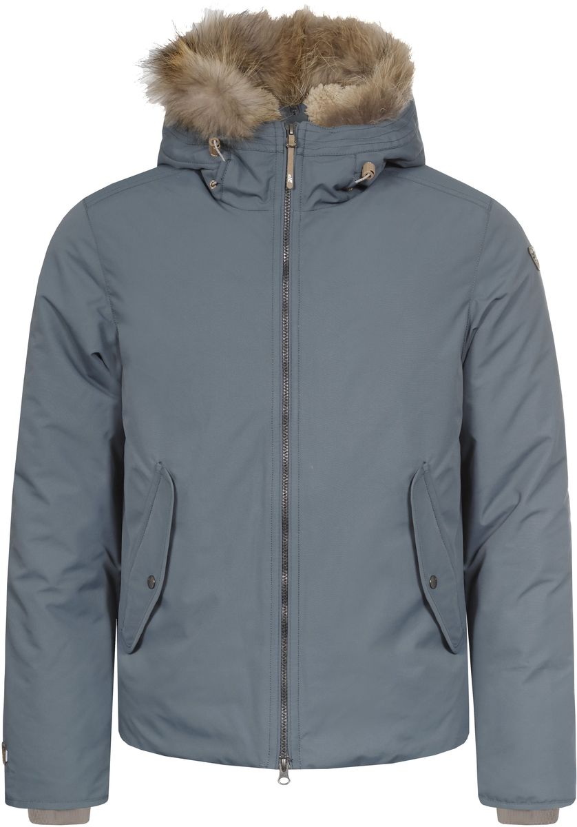 Куртка656053532IV_569 Куртка656053532IV_569Мужская куртка Icepeak Tuck выполнена из непромокаемой и непродуваемой ткани. Куртка с несъемным капюшоном застегивается на удобную застежку-молнию спереди. Капюшон дополнен шнурком-кулиской со стопперами. Рукава оснащены внутренними трикотажными манжетами. Спереди расположены два втачных кармана на застежках-молниях клапанами на кнопках, изнутри - втачной карман на застежке-молнии и накладной карман-сетка.