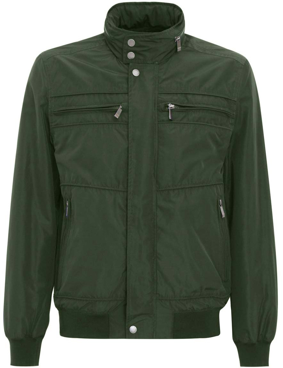 Куртка1L514009M/44096N/6600N Куртка1L514009M/44096N/6600NМужская куртка oodji изготовлена из полиэстера. Модель застёгивается на застежку-молнию и кнопки. Воротник-стойка с внешней стороны дополнен карманом на молнии, в котором разместился пришитый капюшон. Капюшон дополнен резинкой-утяжкой с фиксаторами. Спереди куртки расположено четыре кармана на молниях. С внутренней стороны куртки расположен дополнительный карман на застежке-молнии. Низ куртки и рукава дополнены резинками.