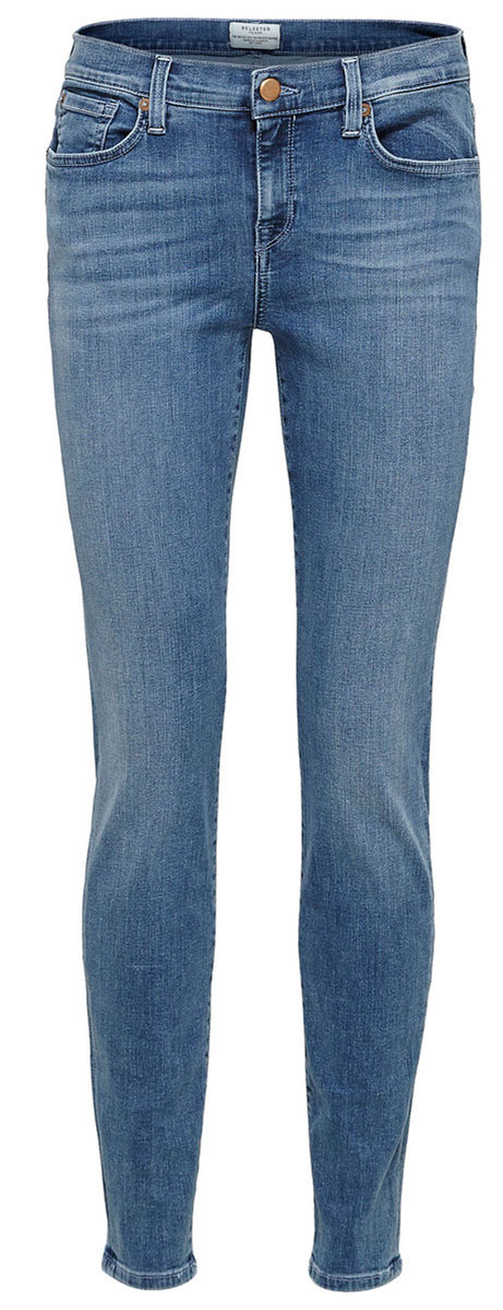 Джинсы16054242_Medium Blue Denim Джинсы16054242_Medium Blue DenimСтильные женские джинсы Selected Femme выполнены из хлопка с добавлением полиэстера и эластана. Материал мягкий и приятный на ощупь, не сковывает движения и позволяет коже дышать. Джинсы-слим средней посадки застегиваются на пуговицу в поясе и ширинку на застежке-молнии. На поясе предусмотрены шлевки для ремня. Спереди модель оформлена двумя втачными карманами и одним маленьким накладным кармашком, а сзади - двумя накладными карманами. Модель оформлена эффектом потертости и перманентными складками.