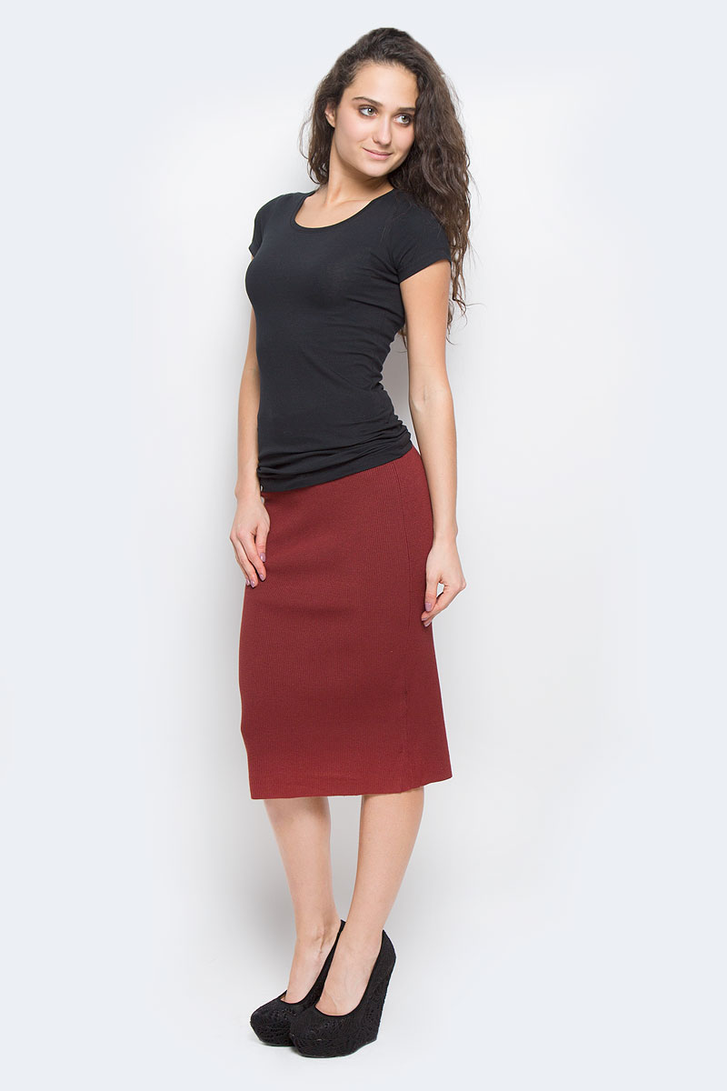 Юбка10159355_Black Юбка10159355_BlackЮбка Vero Moda выполнена из вискозы с добавлением нейлона. Юбка-карандаш средней длины имеет широкую эластичную резинку на талии и превосходно тянется