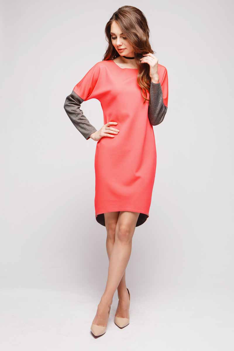 ПлатьеDM00480 ПлатьеDM00480Платью от 1001 Dress обязательно найдется место в гардеробе стильных женщин, которые ценят в одежде сочетание красоты и удобства. Длинные рукава, удлиненная сзади юбка, свободный силуэт. И, наконец, главная особенность платья - носить его можно на обе стороны. Хотите - носите серой стороной, хотите - коралловой. Решать только вам.