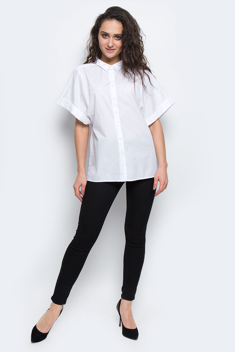 БлузкаR1556-57 БлузкаR1556-57Стильная женская блуза Calvin Klein, выполненная из высококачественного 100% хлопка, подчеркнет ваш уникальный стиль. Одежда, выполненная из хлопка, обладает высокой теплопроводностью, воздухопроницаемостью и гигроскопичностью, позволяет коже дышать. Блузка свободного кроя с широкими короткими рукавами и отложным воротником застегивается на пуговицы. Рукава дополнены оригинальными отворотами. Снизу блузка дополнена небольшой металлической эмблемой с логотипом производителя. Такая блузка будет дарить вам комфорт в течение всего дня и послужит замечательным дополнением к вашему гардеробу.