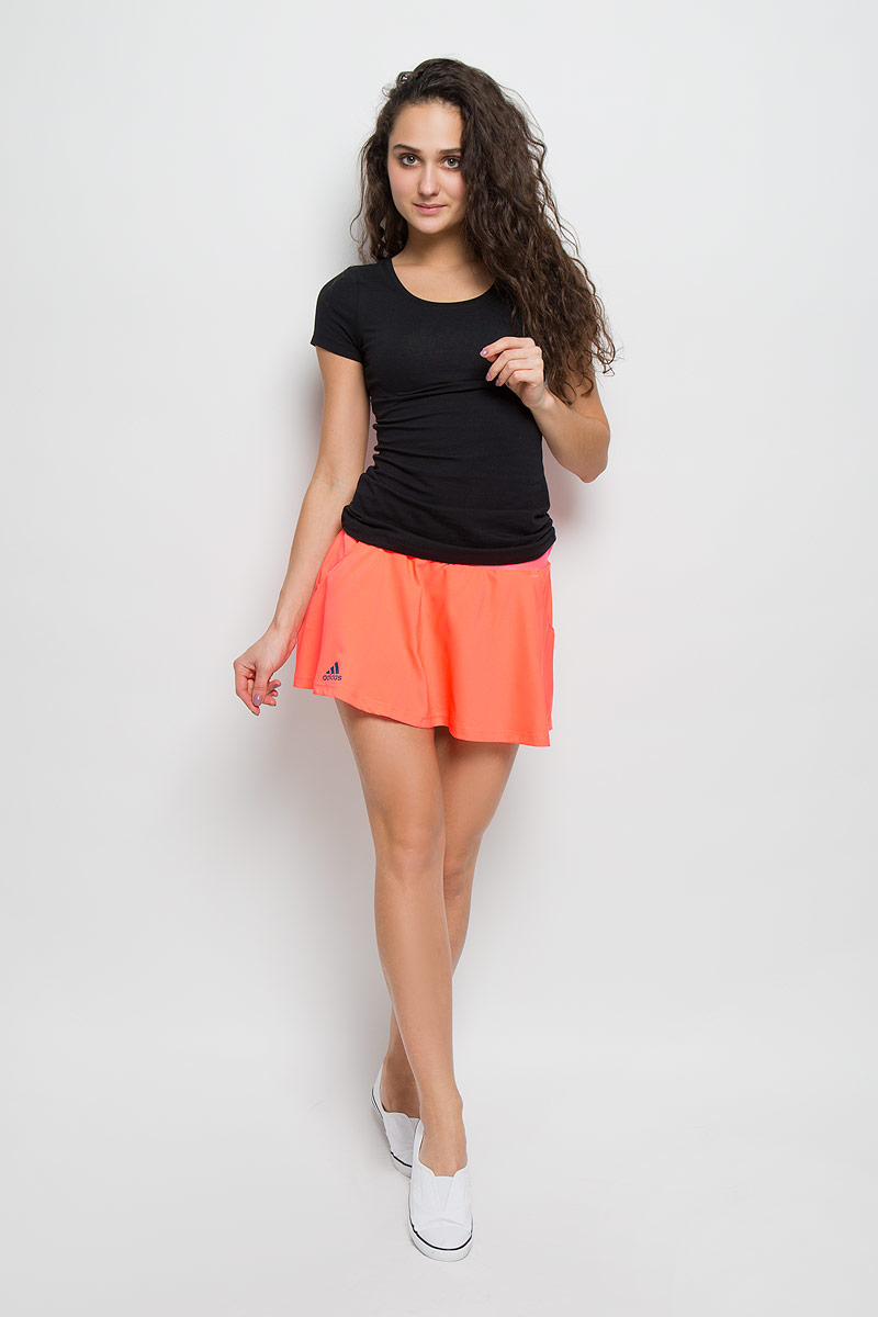 ЮбкаAX8138 ЮбкаAX8138Юбка adidas Club Skort. Комфорт юбки для тех, кто ведет бескомпромиссную игру.