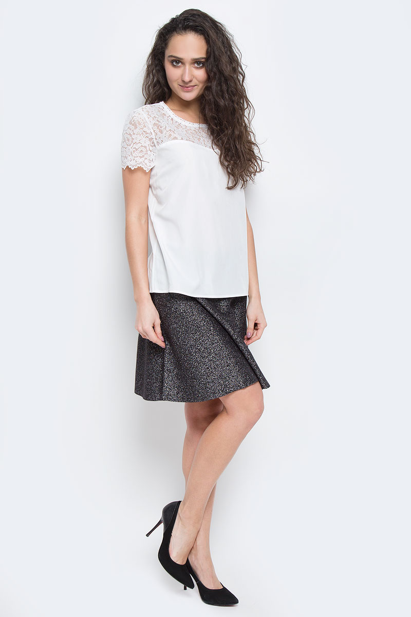 Блузка2032932.00.75_2999 Блузка2032932.00.75_2999Блузка Tom Tailor Contemporary выполнена из комбинации полиамида и эластана. Модель с круглым вырезом горловины и стандартными короткими рукавами, на спинке застегивается на металлическую пуговицу. Кружевная вставка изготовлена из вискозы и полиэстера. Изделие с полукруглым низом.