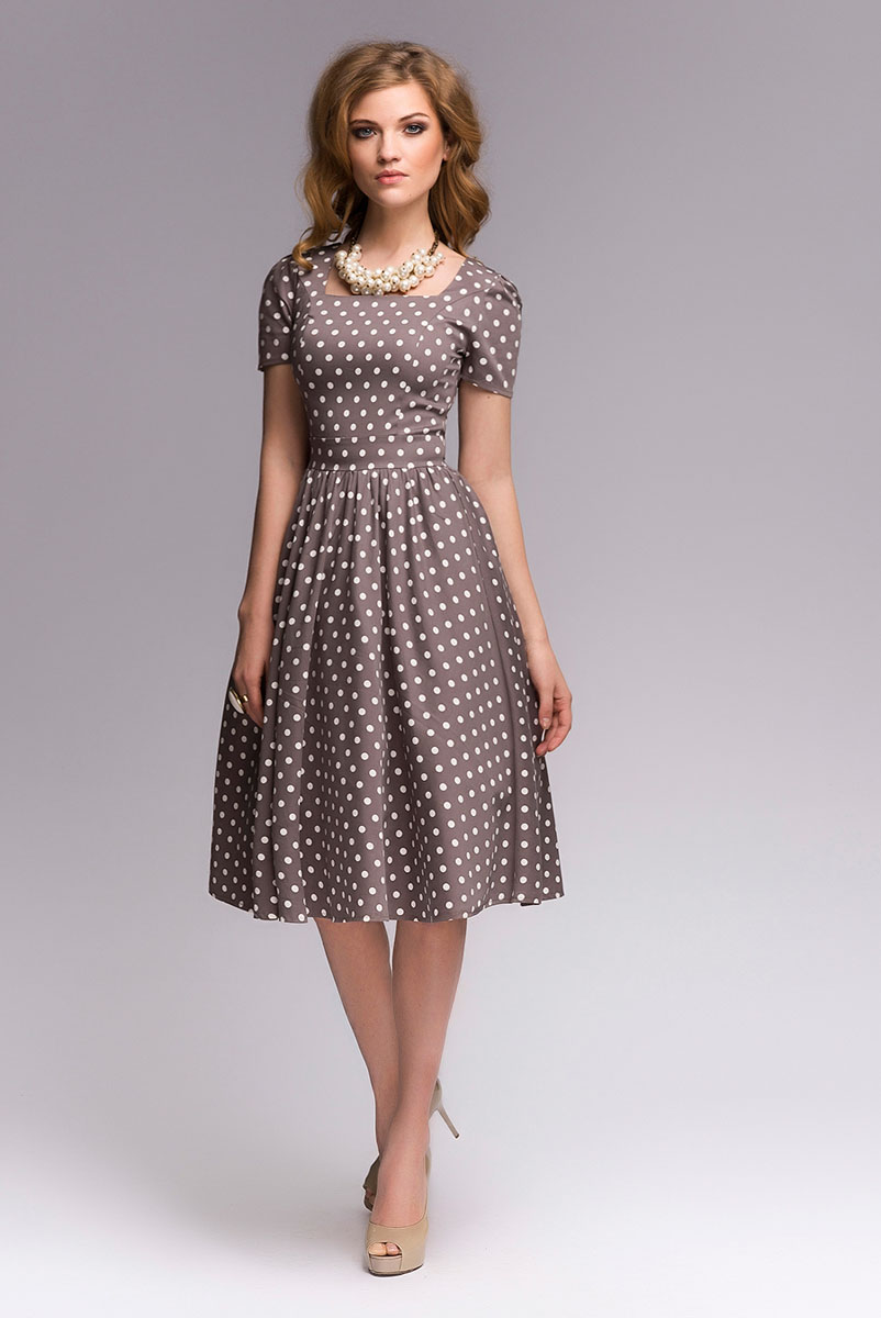 ПлатьеDM00357 ПлатьеDM00357Платье-миди 1001 Dress в горошек в стиле ретро. Вырез горловины типа каре. Акцент на талии достигается благодаря сочетанию прилегающего верха и пышной юбки длины миди.