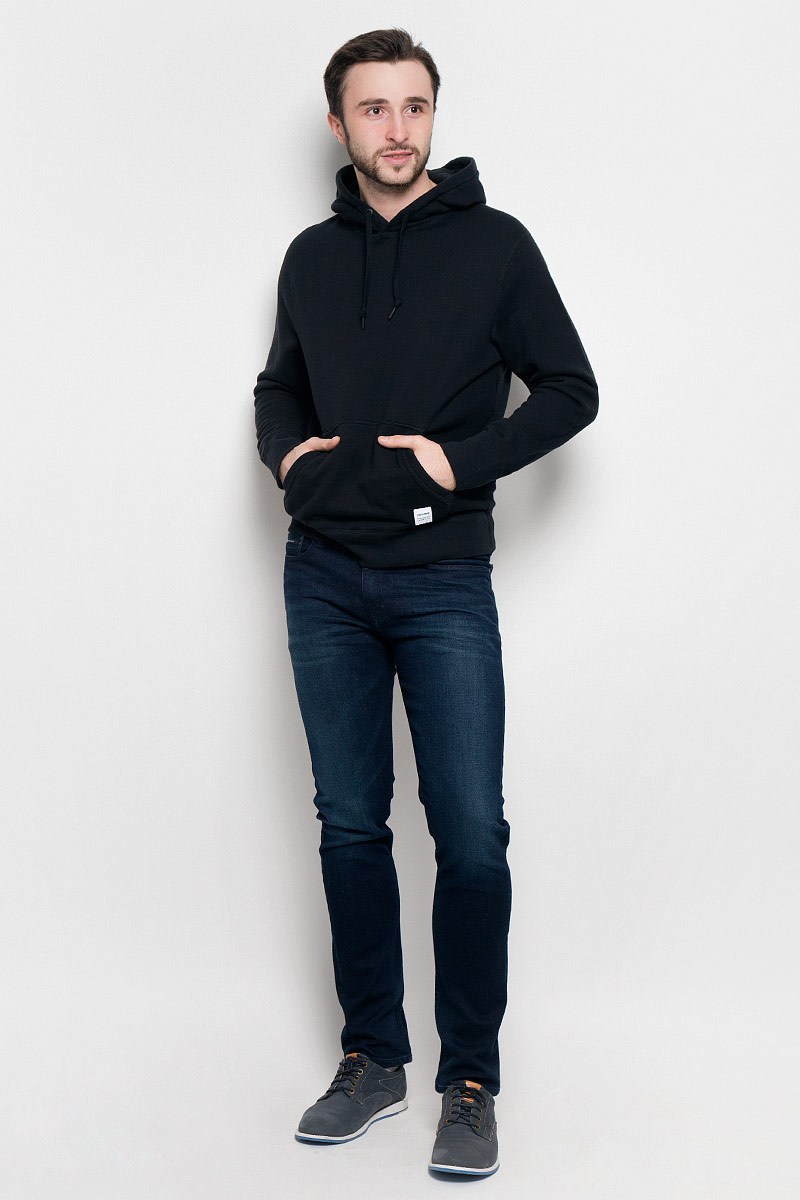 Толстовка10000656001 Толстовка10000656001Мужская толстовка Converse Sportswear Pull-Over Hood с длинными рукавами и капюшоном изготовлена из натурального хлопка. Модель имеет комфортные плоские швы. Объем капюшона регулируется при помощи шнурка-кулиски. Толстовка дополнена накладным карманом-кенгуру спереди.