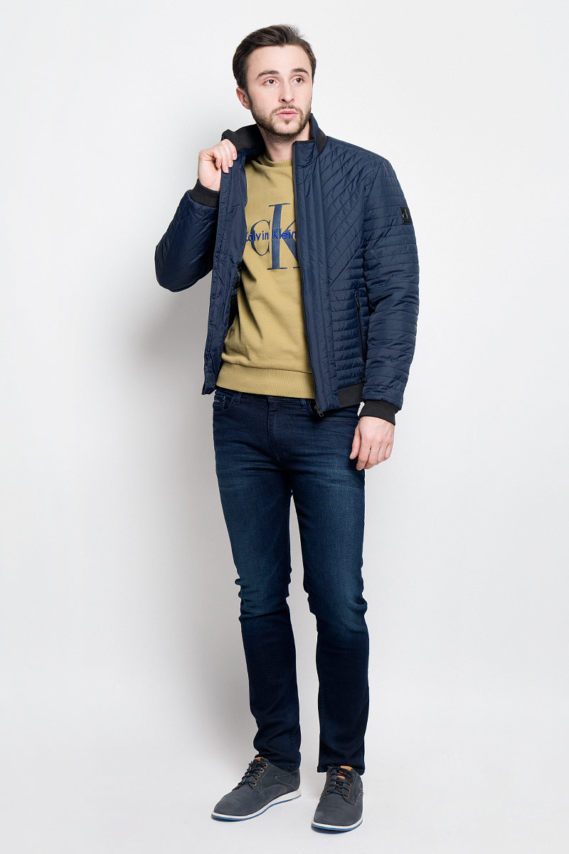 КурткаJ30J304274_4020 КурткаJ30J304274_4020Стильная мужская куртка Calvin Klein Jeans изготовлена из высококачественного полиамида с подкладкой из полиэстера. В качестве наполнителя используется полиэстер. Куртка с воротником-стойкой застегивается на застежку-молнию. Воротник дополнен трикотажной резинкой. Спереди имеются два прорезных кармана на молниях, с внутренней стороны - прорезной карман. Манжеты рукавов и низ куртки дополнены трикотажными резинками.