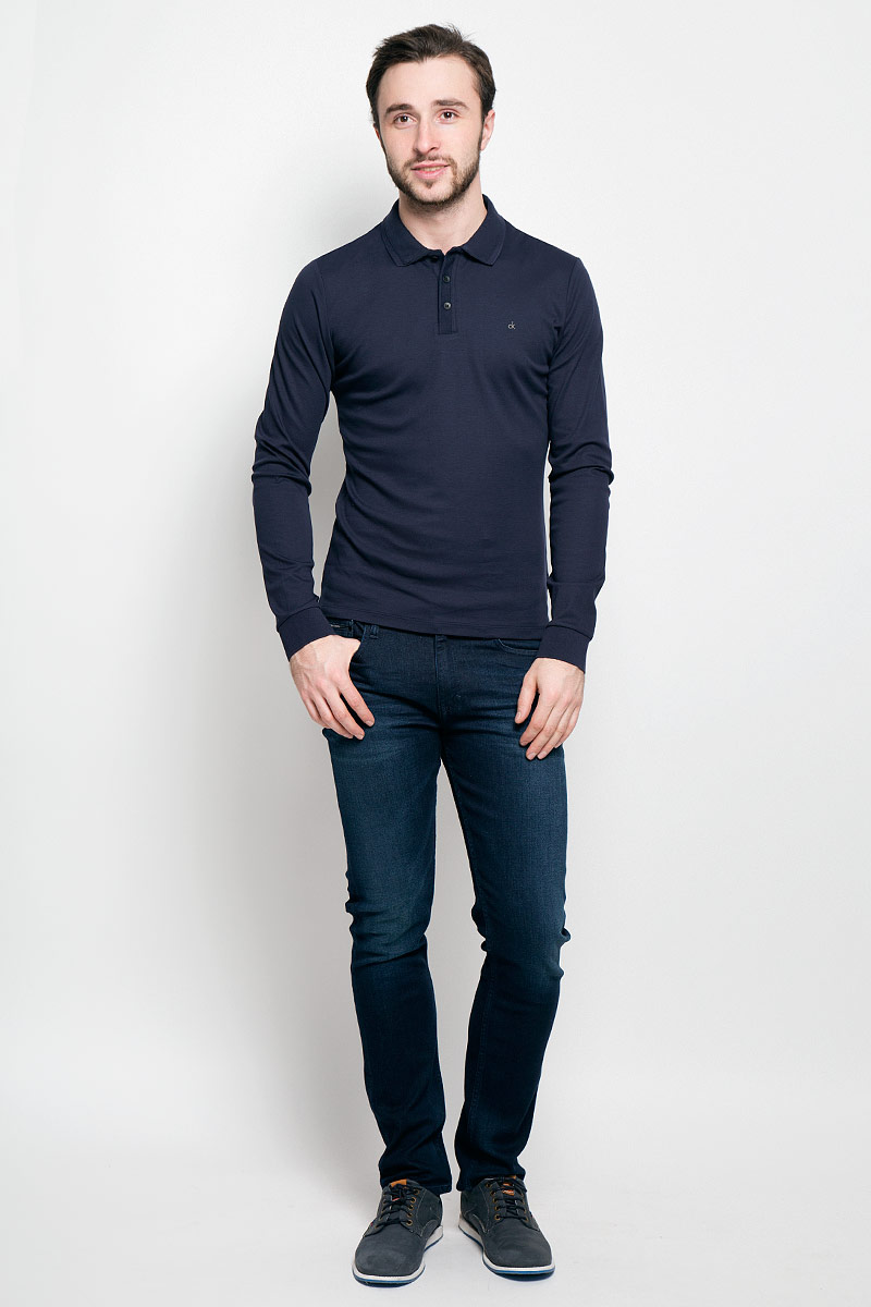 ПолоJ30J300625_4020 ПолоJ30J300625_4020Стильное мужское поло Calvin Klein Jeans изготовлено из натурального хлопка. Модель с длинными рукавами и отложным воротником станет идеальным вариантом для создания современного образа. Сверху поло застегивается на три пуговицы. По бокам имеются небольшие разрезы. Спинка немного удлинена. Низ рукавов дополнен эластичными манжетами.