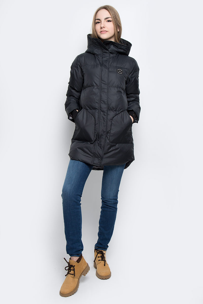Куртка10001026001 Куртка10001026001Удобная женская куртка Converse Core Long Length Puffer согреет вас в прохладную погоду и позволит выделиться из толпы. Модель с длинными рукавами и несъемным капюшоном выполнена из высококачественного полиэстера и застегивается на молнию спереди. Изделие дополнено спереди двумя накладными карманами без застежки, а с внутренней стороны имеется втачной карман на кнопке. Рукава модели оформлены трикотажными манжетами с прорезью для большого пальца. Плотный наполнитель из синтепона и подкладка из полиэстера надежно сохранят тепло, благодаря чему такая куртка защитит вас от ветра и холода.