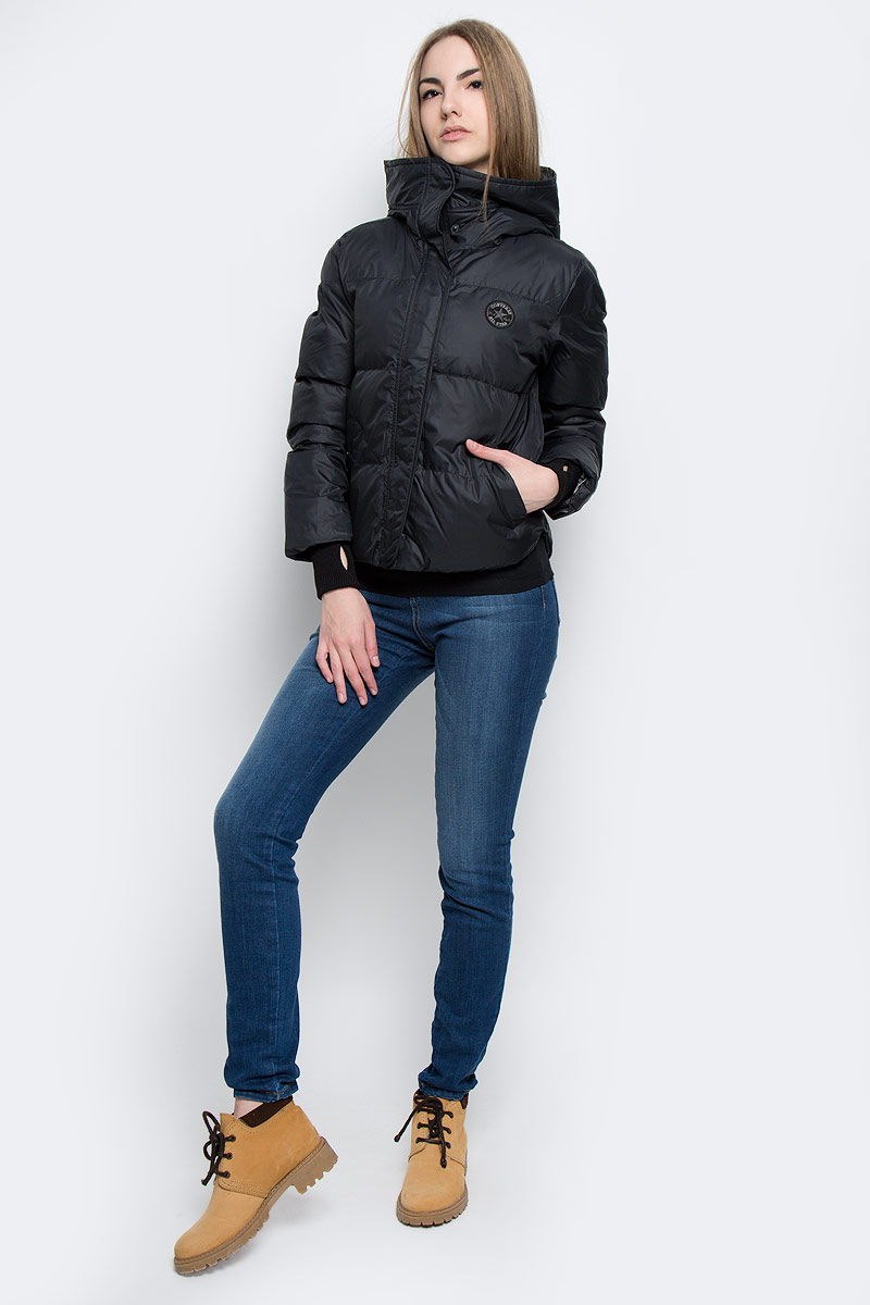 Куртка10001025001 Куртка10001025001Удобная женская куртка Converse Core Mid Length Puffer согреет вас в прохладную погоду и позволит выделиться из толпы. Модель с длинными рукавами и несъемным капюшоном выполнена из высококачественного полиэстера и застегивается на молнию спереди. Изделие дополнено спереди двумя втачными карманами на кнопках, а рукава оформлены трикотажными манжетами с прорезью для большого пальца. Плотный наполнитель из синтепона и подкладка из полиэстера надежно сохранят тепло, благодаря чему такая куртка защитит вас от ветра и холода.