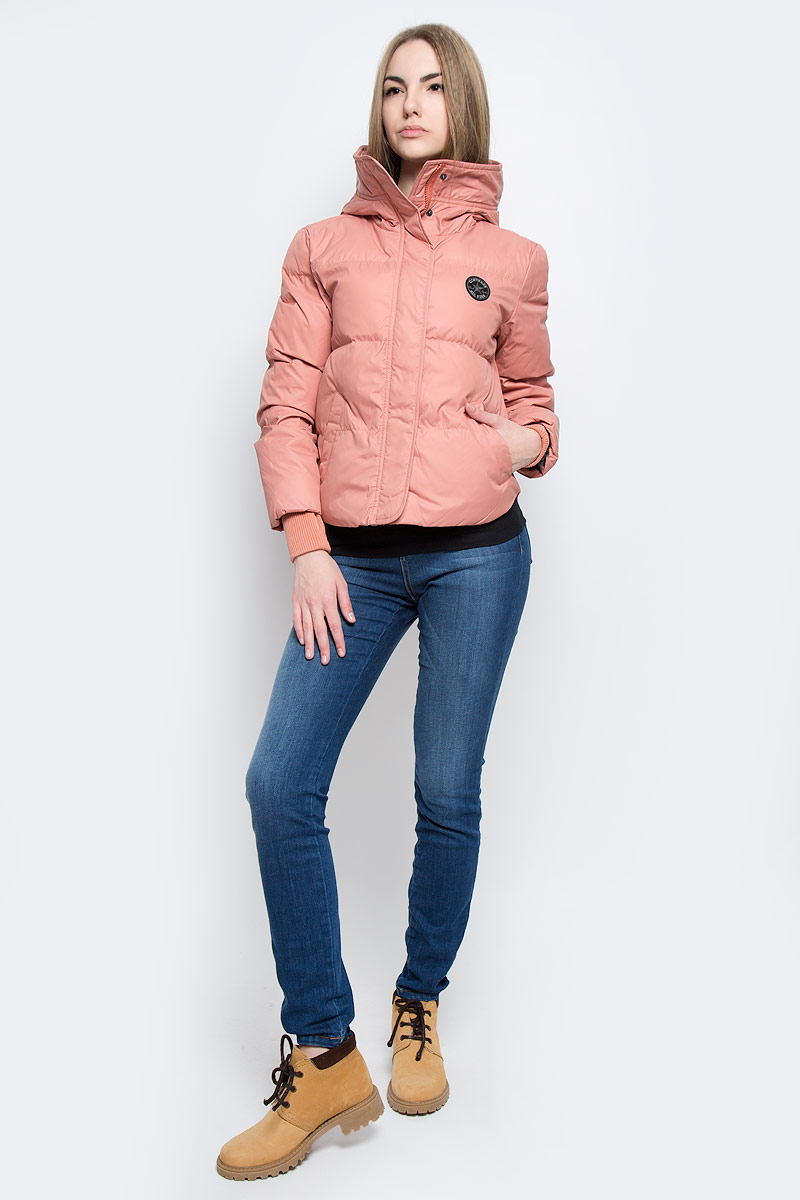 Куртка10001025001 Куртка10001025001Удобная женская куртка Converse Core Mid Length Puffer согреет вас в прохладную погоду и позволит выделиться из толпы. Модель с длинными рукавами и несъемным капюшоном выполнена из высококачественного полиэстера и застегивается на молнию спереди. Изделие дополнено спереди двумя втачными карманами на кнопках, а рукава оформлены трикотажными манжетами с прорезью для большого пальца. Плотный наполнитель из синтепона и подкладка из полиэстера надежно сохранят тепло, благодаря чему такая куртка защитит вас от ветра и холода.